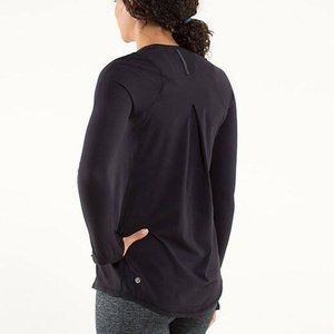 Lululemon Tuck and Flow black